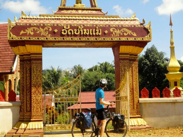 Temples longeant la route au Laos