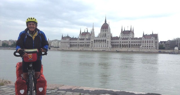Vue sur le parlement hongrois à Budapest