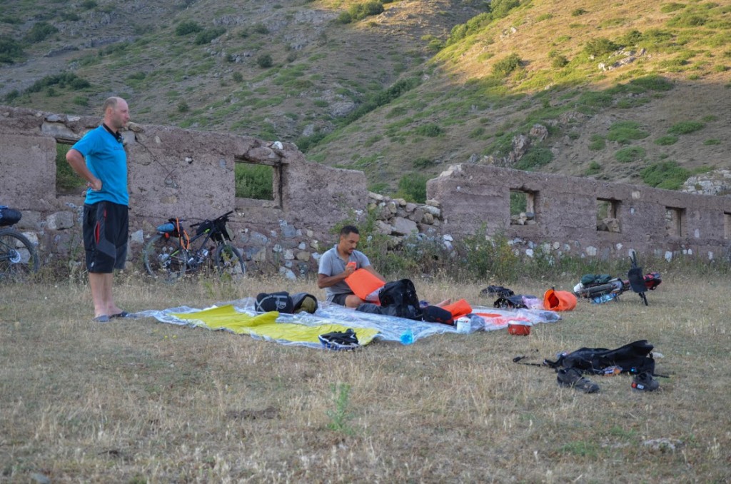 Tente camping sauvage montagnes arménie