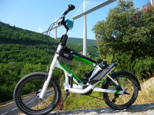 Vélo-stepper sous le viaduc de Millau